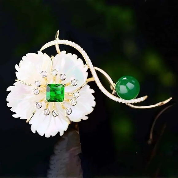 VQ Flower Brooch - Picture 2 of 6